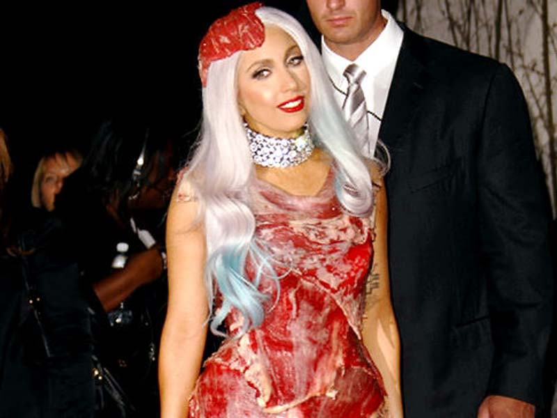 Lady Gaga: i macellai contro il vestito di carne per Halloween