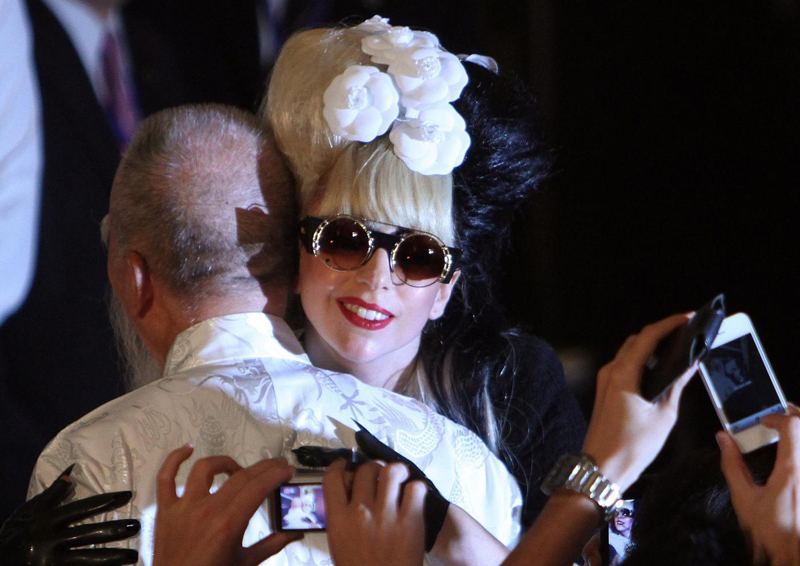 Lady Gaga da Howard Stern ascolta The Edge of Glory e Hair