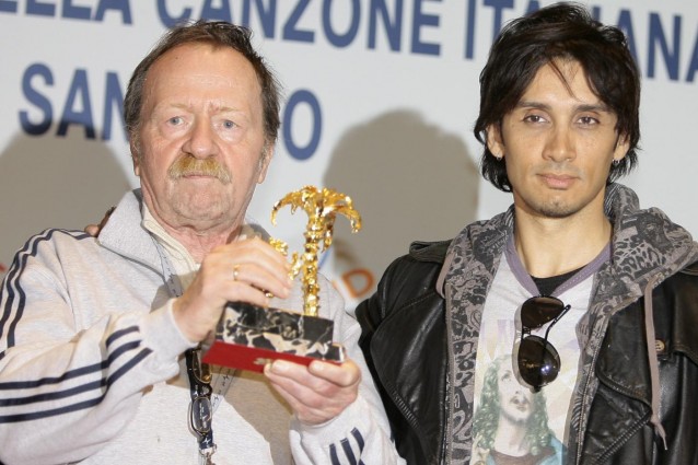 Giancarlo Bigazzi è morto all'età di 72 anni, è stato tra i maggiori autori della musica leggera italiana. Da "Lisa dagli occhi blu" a "Rose Rosse", da "Montagne Verdi" a "Si può dare di Più". E dal 1972 creò con Cerruti, Pace, Savio e Garimboldi, quel carrozzone irriverente contro la loro stessa industria discografica che fu gli Squallor.