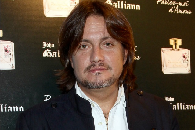 Sono stati i vicini a chiamare le forze dell'ordine dopo aver sentito urla e rumore di suppellettili rotte provenienti dall'appartamento di De Andrè. Il cantante è stato trovato in stato di alterazione dopo l'abuso di alcol, proprio nella notte dell'anniversario della morte del padre Fabrizio.