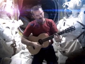 Canta "Space Oddity" dalla stazione spaziale in assenza di gravità (VIDEO)