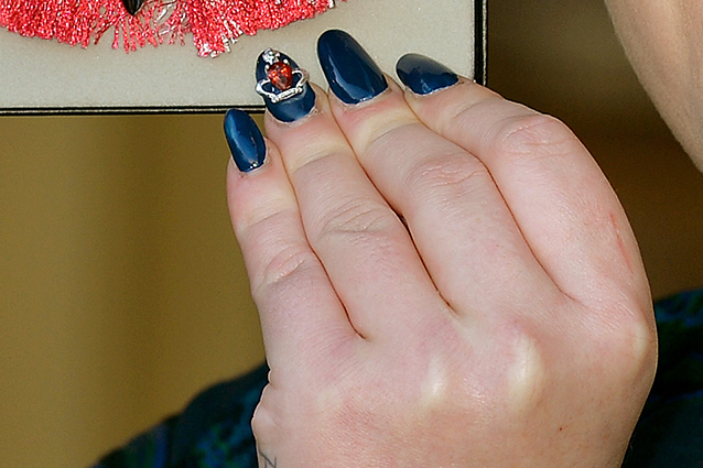 Adele diventa MBE e sfoggia unghie con piccole corone