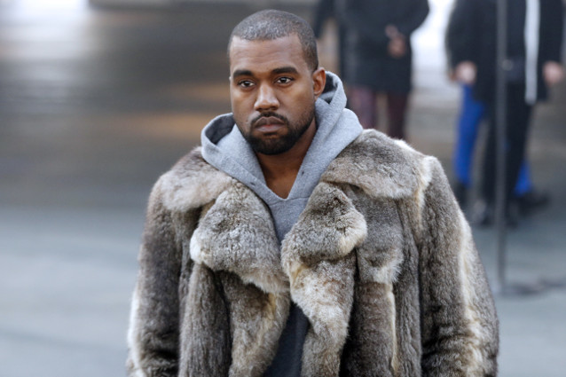 Sostituisce le foto di famiglia con quelle di Kanye West e nessuno se ne accorge