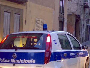 Via Marina, madre e figlia di pochi mesi vivevano tra sterpaglie e immondizia