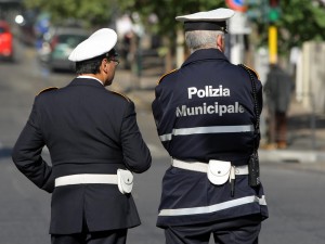 Ercolano, i vigili gli chiedono di spostare l'auto, lui li aggredisce: arrestato