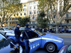Si apposta sotto casa della ex e minaccia di morte la suocera: in manette