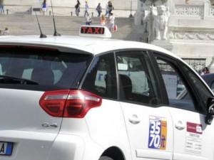 Roma: guida ubriaco ad alta velocità, tassista arrestato sulla Colombo