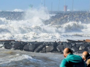 Meteo Roma, allerta gialla per il forte vento e le mareggiate