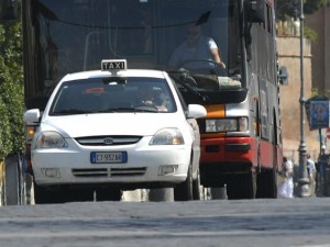 Marconi, scontro tra taxi e due volanti della polizia: quattro feriti