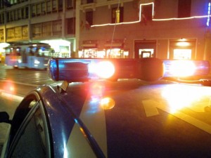 Lancia la moglie dalla finestra a Capodanno: salvata dalla tettoia di un box, è grave