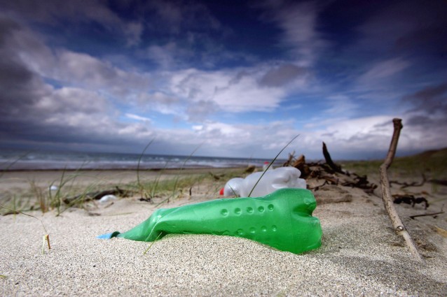 il mar mediterraneo soffocato dalla plastica