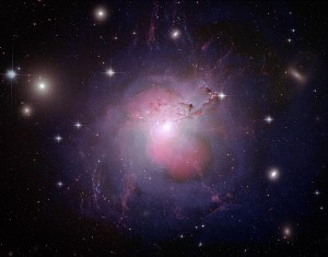 Al centro di ogni galassia potrebbe nascondersi un buco nero: ne abbiamo uno al centro della Via Lattea, e sappiamo essercene un altro nel cuore di Andromeda.