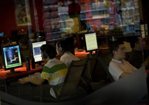 Scambiare continuamente email, frequentare assiduamente le chat e saltare da un sito a un altro sono sintomi di disturbi depressivi.