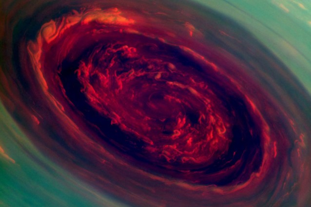 L'uragano sul polo nord di Saturno fotografato dalla Nasa