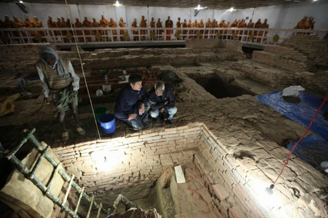 Gli archeologi Robin Coningham e Kosh Prasad Acharya al lavoro negli scavi del tempio di Maya Devi