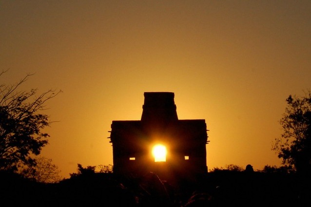 Dzibilchaltún, sito archeologico Maya nello Yucatan. I raggi solari entrano da una finestra del tempio delle sette bambole ed escono da quella di fronte: tale fenomeno si verifica soltanto all'equinozio di primavera.