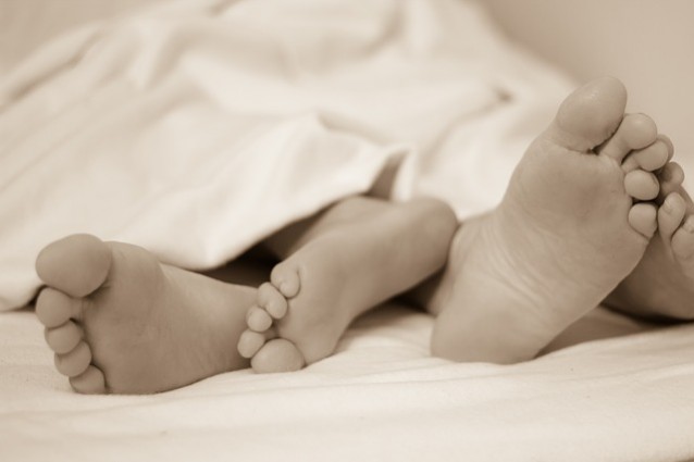 Le persone che vivono insieme condividono anche i microbi, soprattutto sotto i piedi