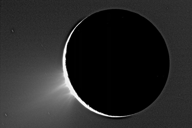 Pennacchi dal polo sud di Encelado ripreso da Cassini (Foto Nasa).
