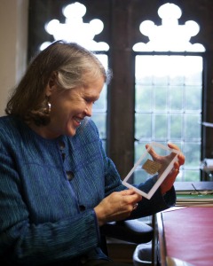 La Professoressa Karen L. King con il frammento