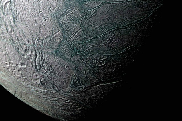 La superficie di Encelado, una delle Lune di Saturno, fotografata da Cassini
