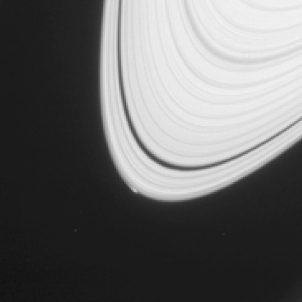 Nient'altro che un'increspatura sul bordo di un anello, per l'occhio non esperto (NASA/JPL–Caltech/Space Science Institute )