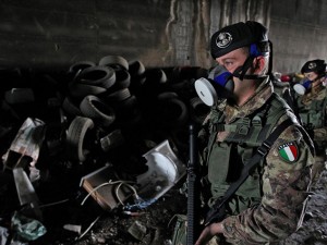 L'esercito presidia una discarica a Giugliano, Napoli. (Foto Lapresse).