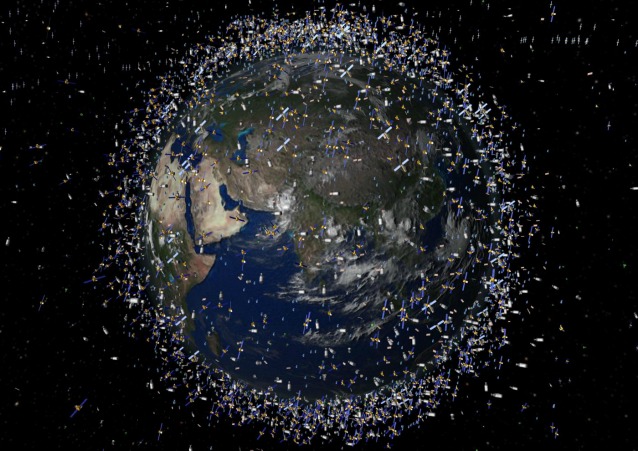 Lì fuori c'è qualche Pianeta circondato da detriti spaziali, come appare il nostro in questa immagine dell'ESA?