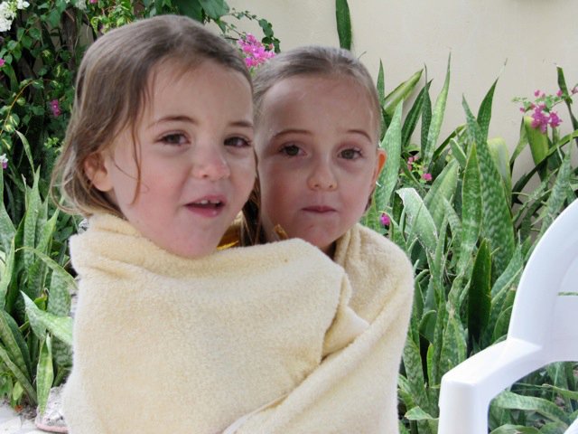 alessia e livia strette in un abbraccio durante la vacanza ai caraibi
