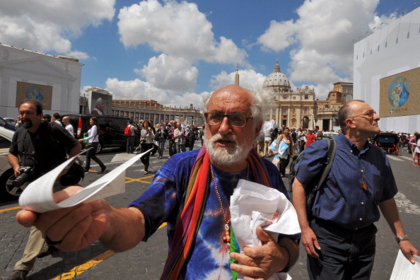 Italian priest Alex Zanotelli didtribute
