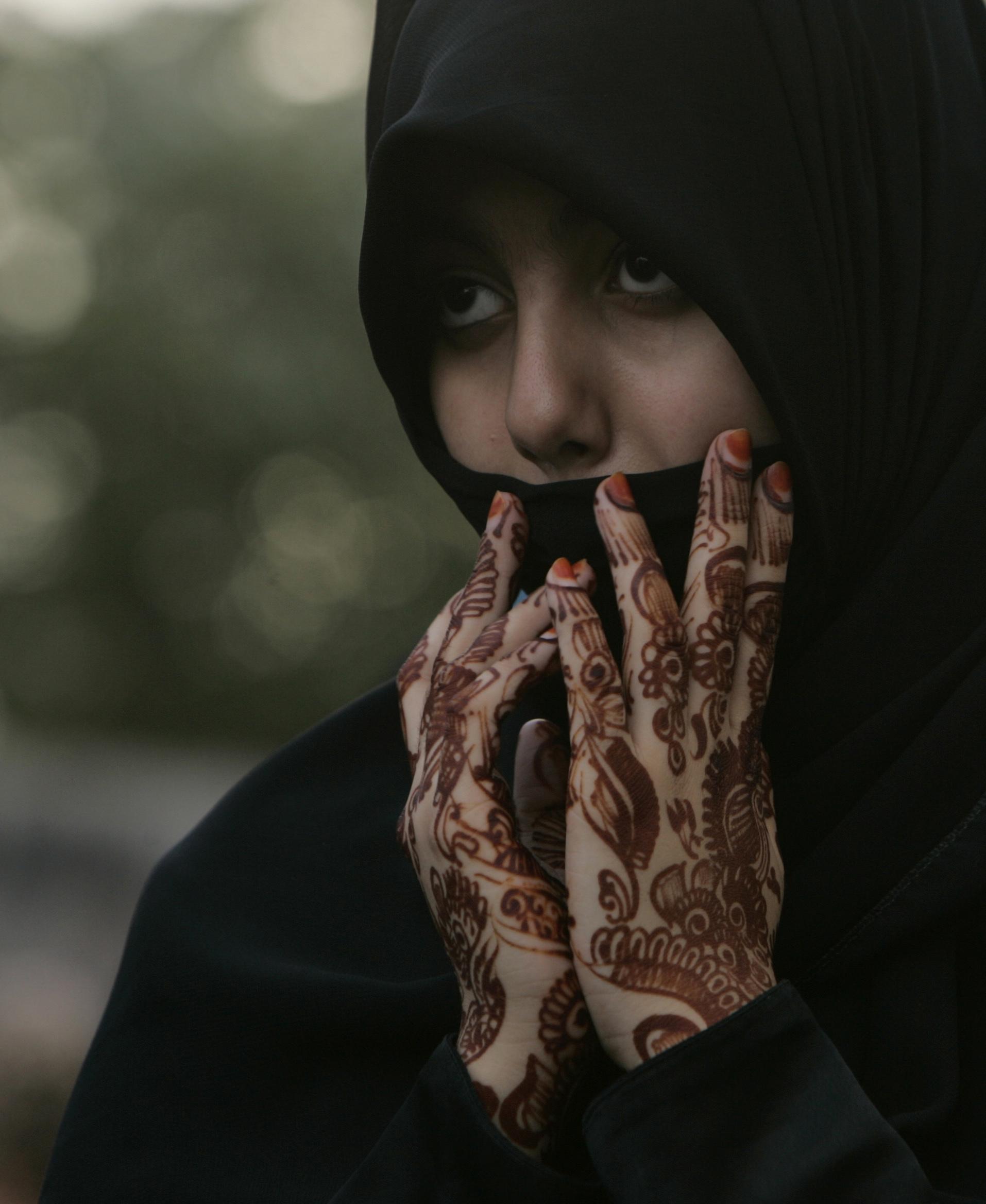 donna in burqa