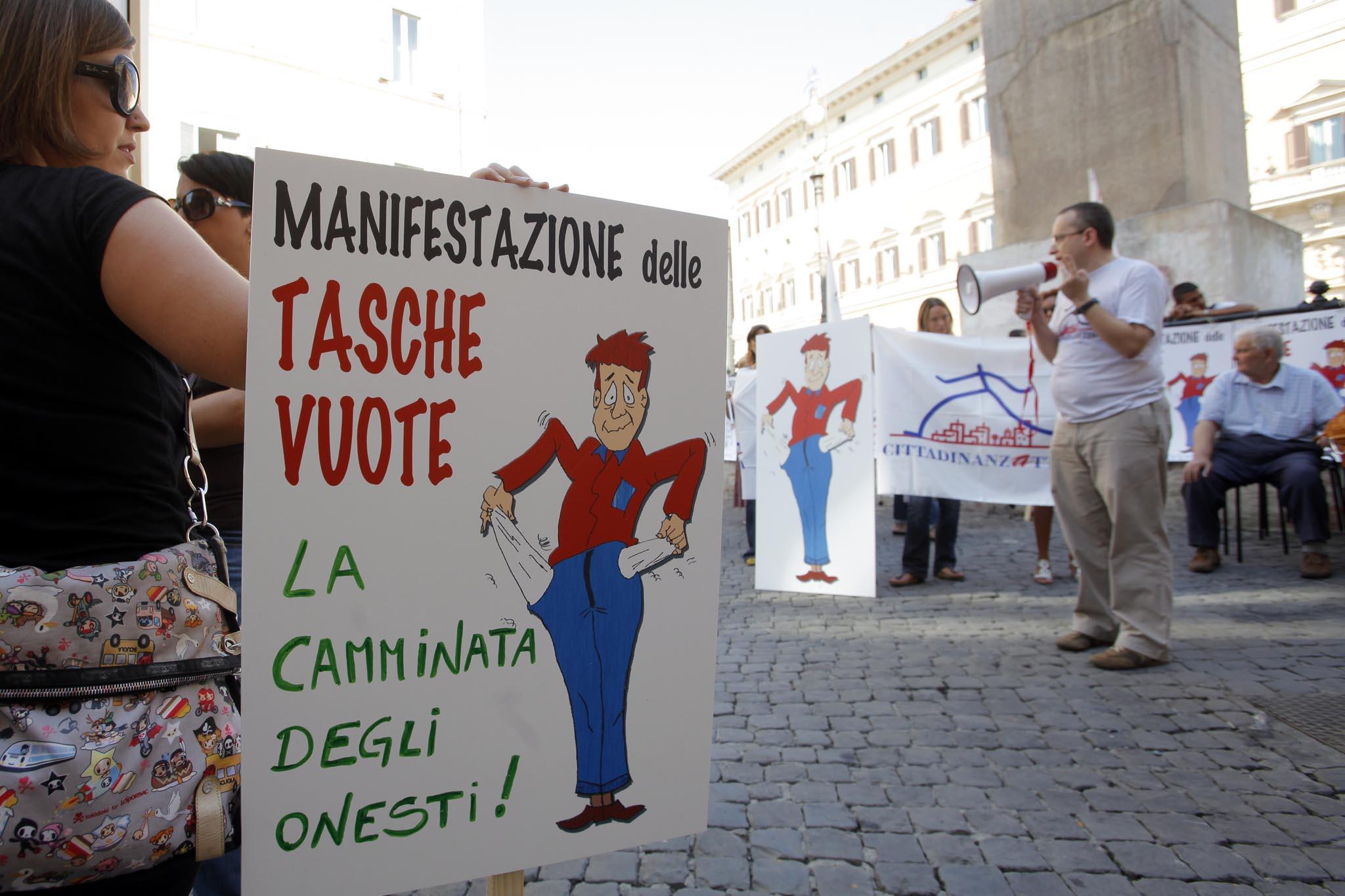 Protesta delle associazioni dei consumatori contro manovra economica