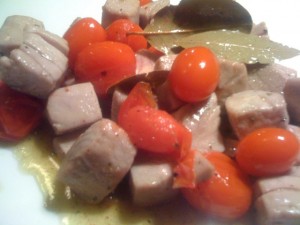 Dadini di tonno e pomodorini datterini ai tre pepi, con crostini di pane