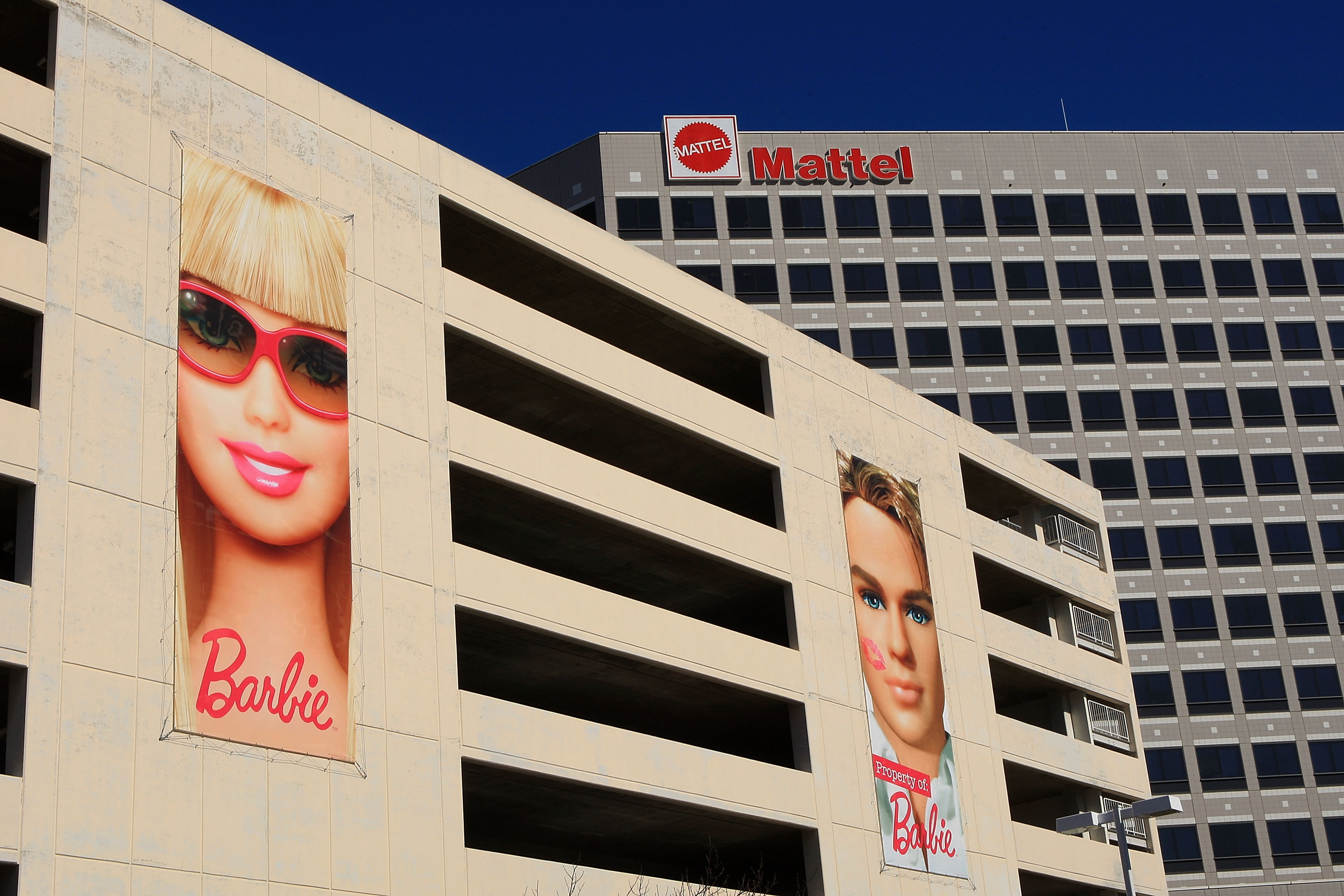 Mattel interrompe i rapporti con aziende che contribuiscono alla deforestazione in Indonesia.