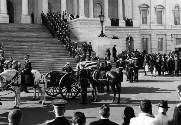 Il 22 novembre del 1963 il Presidente americano John Fitzgerald Kennedy veniva assassinato, lasciando sgomenta una nazione ed il mondo intero. Le speranze che quell'uomo giovane e democratico incarnava vennero stroncate da un delitto che ha ancora tantissimi punti oscuri e per il quale molti parlano di complotto.