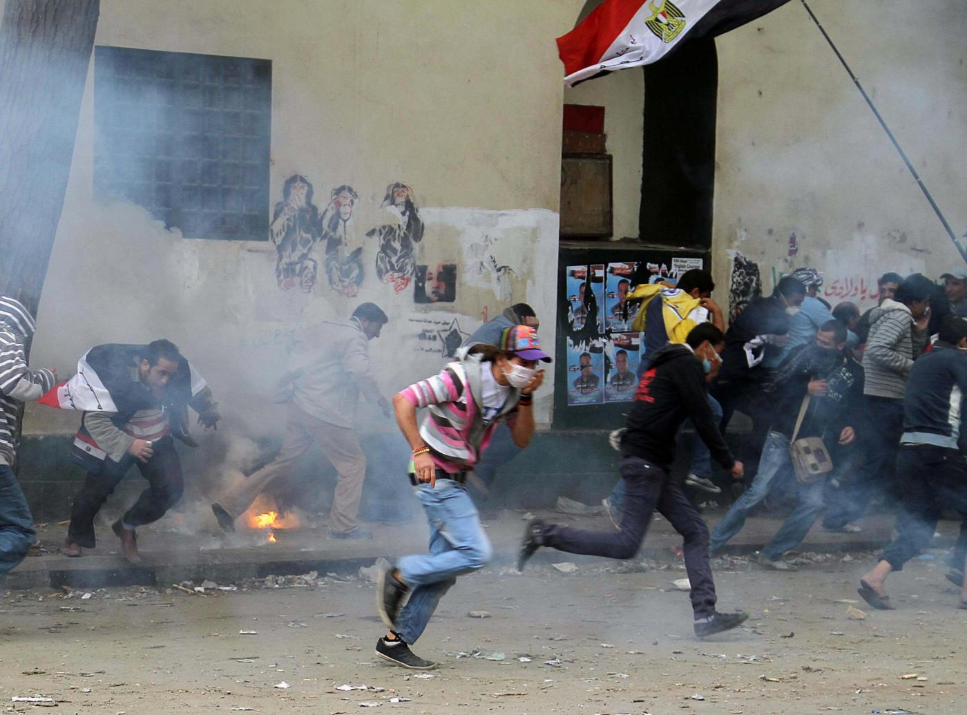 Piazza Tahrir brucia ancora, violenti scontri tra esercito e manifestanti in Egitto