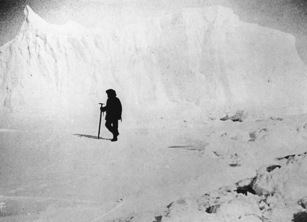 Esattamente un secolo fa, un pugno di uomini guidati dal norvegese Roald Amundsen raggiungeva un territorio fino ad allora sconosciuto ed ostile, l'Antartico, un'incredibile impresa tra i ghiacci con l'obiettivo di essere i primi a mettere piede al Polo Sud.