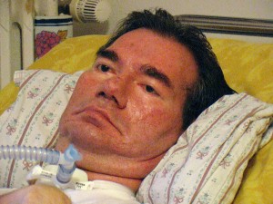 Cinque anni fa il respiratore di Piergiorgio Welby veniva staccato. Il suo grido disperato, Lasciatemi morire, non restò inascoltato ma provocò innumerevoli polemiche, in un paese in cui la libertà di scelta di ciascun singolo individuo è ancora un miraggio troppo lontano.