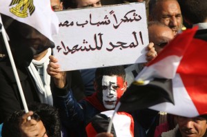 Un anno fa, il 25 gennaio del 2011, iniziava la rivolta degli egiziani contro il regime di Mubarak. Migliaia di manifestanti sono tornati nella piazza simbolo delle proteste e degli scontri continuando a chiedere anche la fine del governo dei militari.