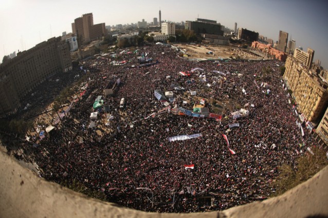 Un anno fa, il 25 gennaio del 2011, iniziava la rivolta degli egiziani contro il regime di Mubarak. Migliaia di manifestanti sono tornati nella piazza simbolo delle proteste e degli scontri continuando a chiedere anche la fine del governo dei militari.