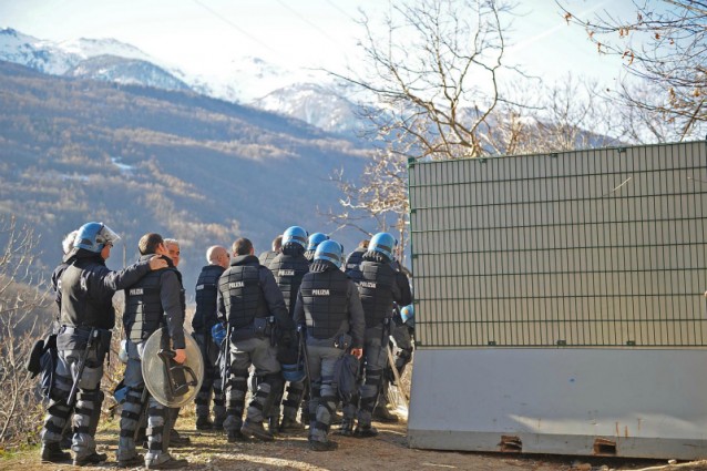 Luca Abbà, storico leader dei No Tav, si era arrampicato per protestare contro gli espropri dei terreni. È rimasto folgorato ed è caduto: le sue condizioni sono gravissime. I lavori sono stati anticipati ad oggi sorprendendo i No Tav.