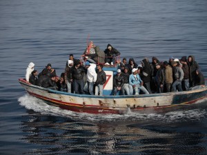 L’allarme è scattato nella notte: oltre alle cinque vittime del mare sull’imbarcazione c’erano altre 52 migranti in condizione di salute precarie. Si teme una nuova ondata di sbarchi.