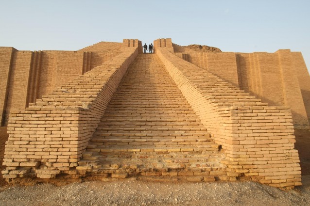 Gli archeologi dell Università di Roma sono stati i primi a far partire una campagna di scavo nei territori martoriati dell'Iraq il loro lavoro sta riportando in luce i resti di un importante insediamento risalente al III millennio a. C. e, l ultimo ritrovamento, è la sepoltura di un giovane nobile.