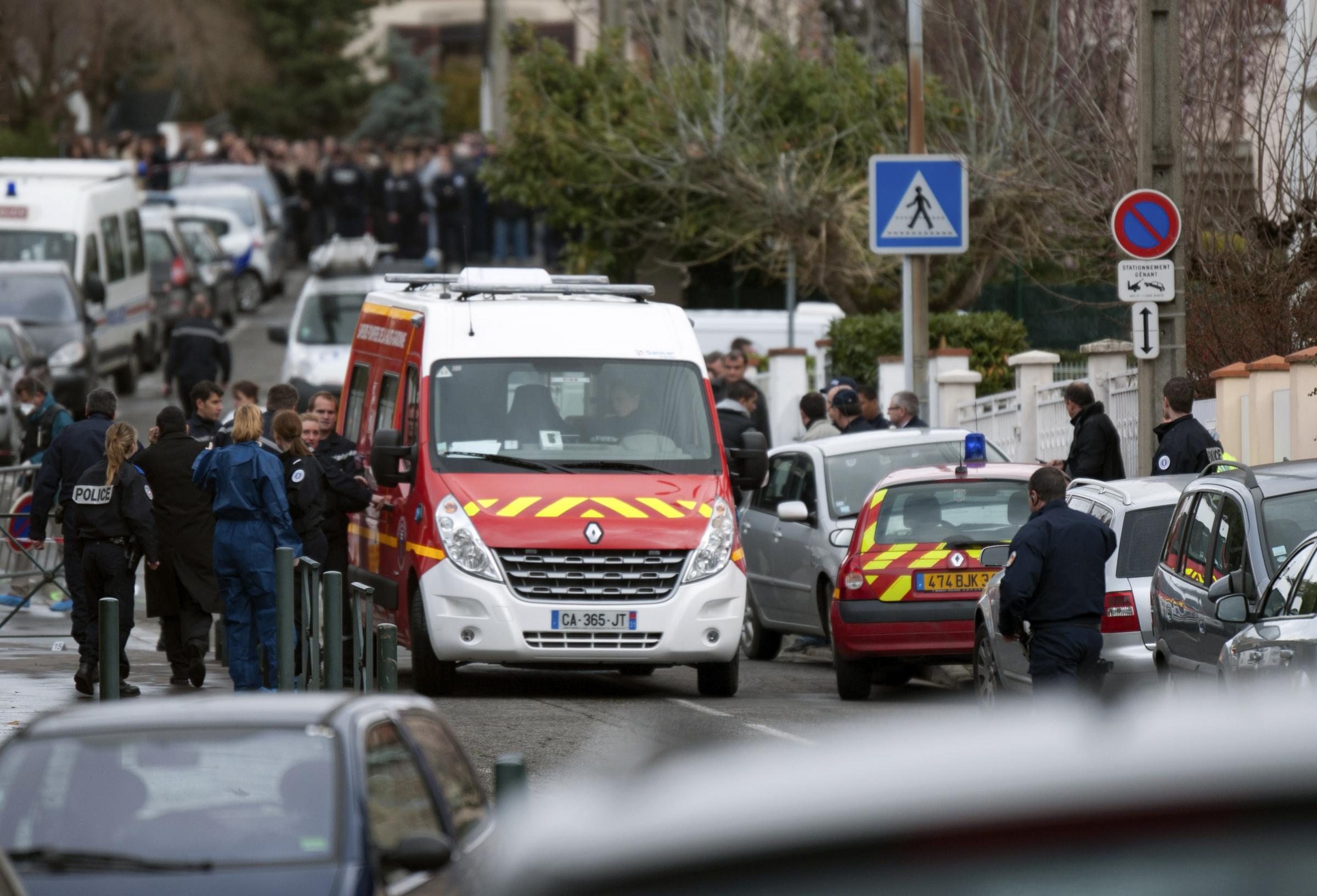 Le vittime accertate sono quattro, tre di queste sono dei bambini. Secondo la polizia l’autore della sparatoria in Francia sarebbe lo stesso dell’agguato di qualche giorno fa ai danni di alcuni militari. Israele è “inorridito”.