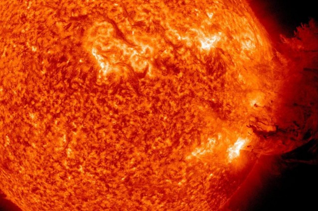 Gli effetti di una tempesta geomagnetica molto intensa, la più forte degli ultimi cinque anni, potrebbero ricadere sulle telecomunicazioni, sul traffico aereo e su alcune linee elettriche.