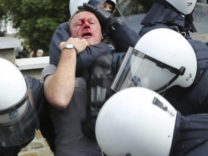 Belgio, proteste contro la scarcerazione della moglie del mostro di Marcinelle.