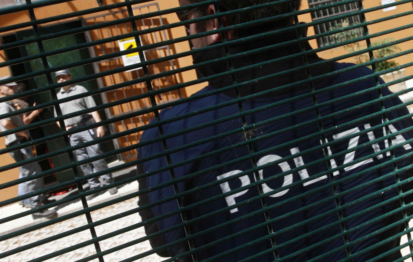 Torino, vandalo aggredisce poliziotto in borghese ma evita l'arresto: l'agente non aveva il Green Pass