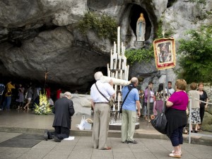 Una violenta ondata di maltempo ha costretto le autorità francesi a chiudere il noto santuario della cristianità evacuando circa 500 fedeli. Tanta paura ma dalla Francia rassicurano: il peggio è passato e i pellegrini stanno bene.