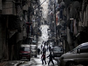 Il sangue continua a scorrere nel Paese dilaniato dalla guerra tra le forze del regime di Assad e quelle dei ribelli. Tragico anche il bilancio parziale di oggi: morte 84 persone tra cui 21 bambini. E l’ultima accusa dell’uso delle armi chimiche arriva da un disertore.