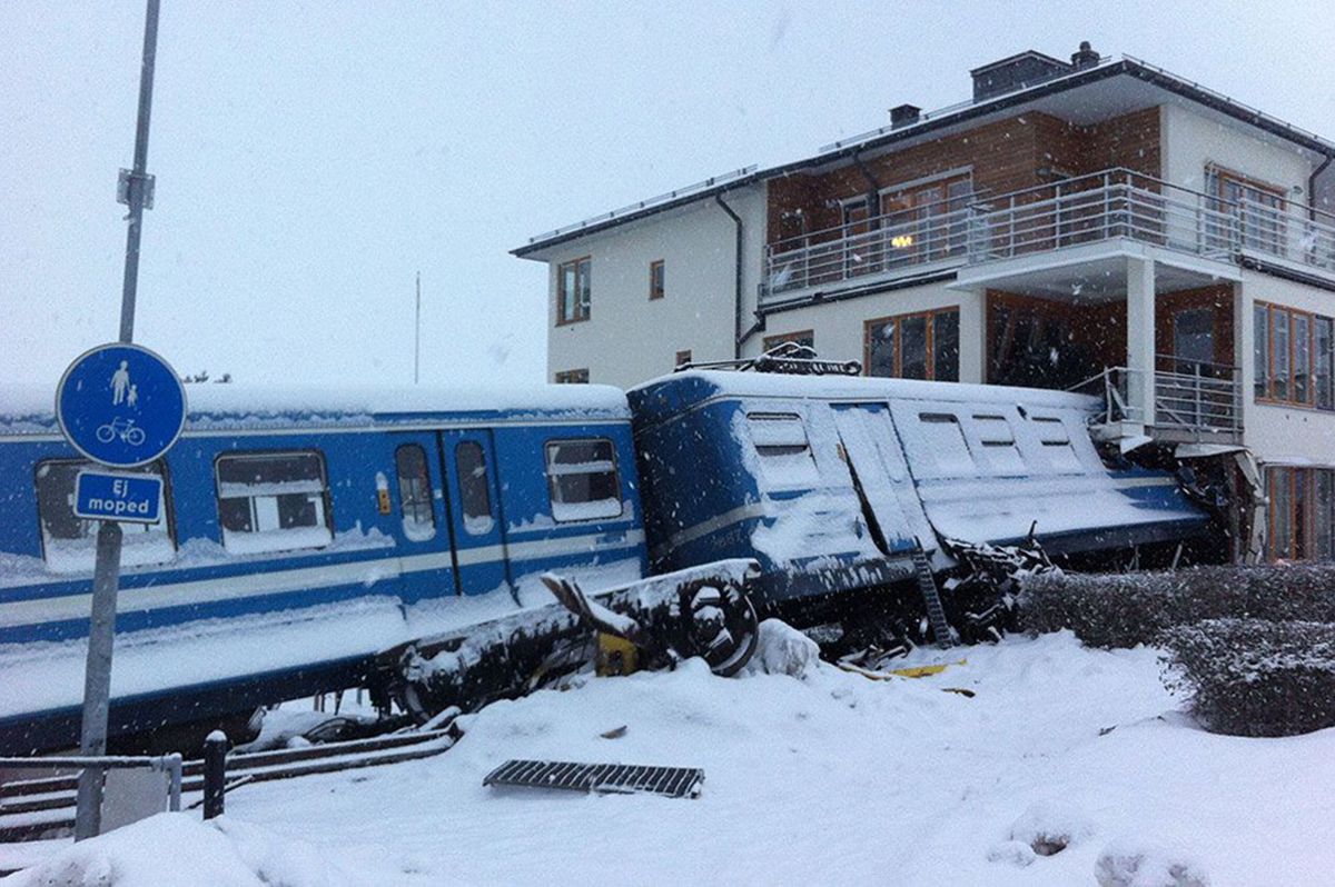 Ruba un treno e si schianta contro un palazzo (VIDEO) Ruba un treno e si schianta contro un palazzo (VIDEO)