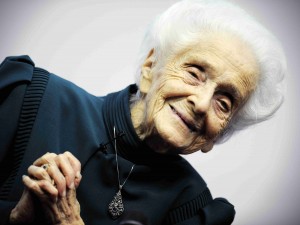 Tanti romani si sono recati alla camera ardente al Senato per dire addio a Rita Levi Montalcini, senatrice a vita e premio Nobel morta all’età di 103 anni, poi la salma è stata portata a Torino. Alle 15.30 si terrà una commemorazione al cimitero monumentale aperta a tutti.